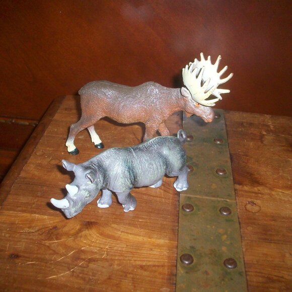 Moose & Rino Figure Animal Wild Life Toy Figurine Unbranded Made in China 2pc - Picture 1 of 5